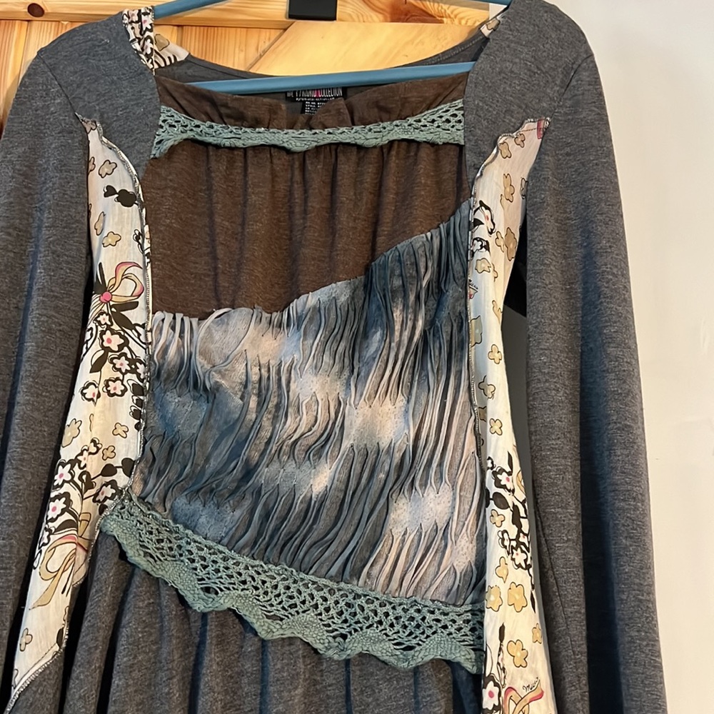 The Pyramid Collection Tunic Top Mixed Fabrics - Picture 2 of 8